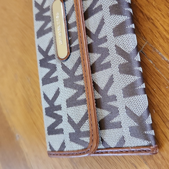 Michael Kors Austin Flap Wallet - Picture 3 of 9